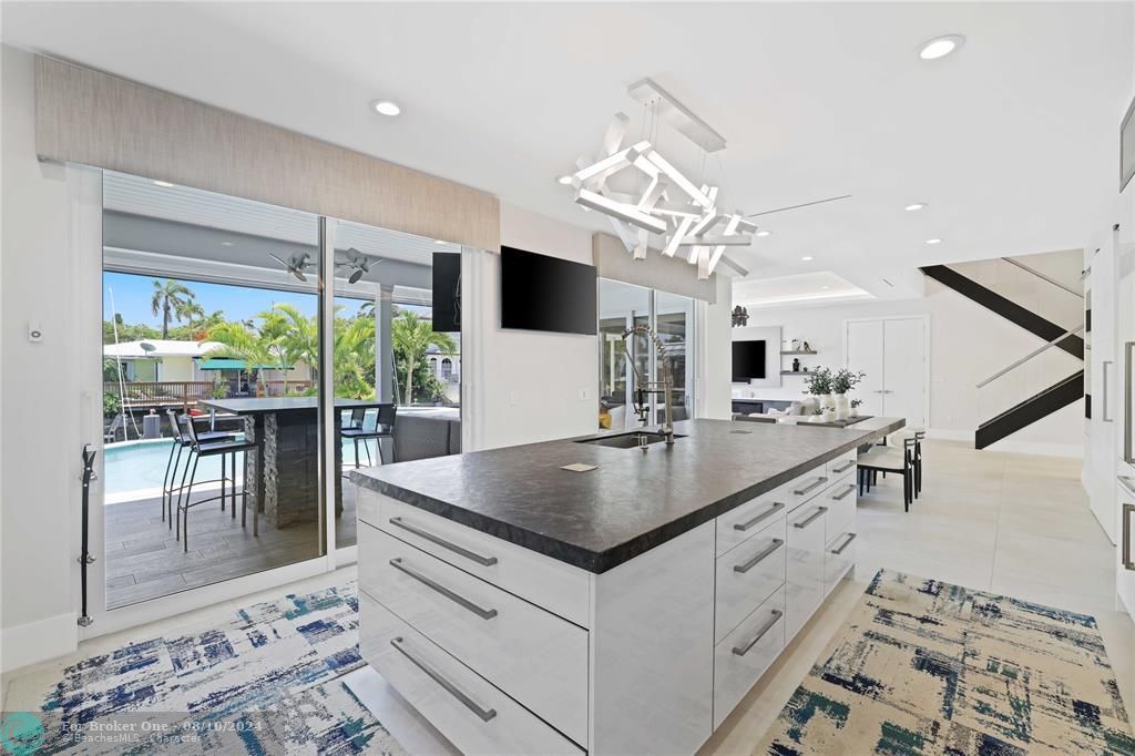 For Sale: $3,900,000 (5 beds, 4 baths, 3307 Square Feet)