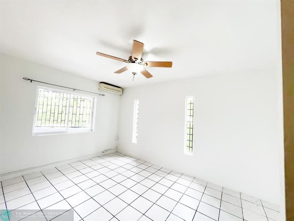 For Sale: $275,000 (3 beds, 2 baths, 1375 Square Feet)