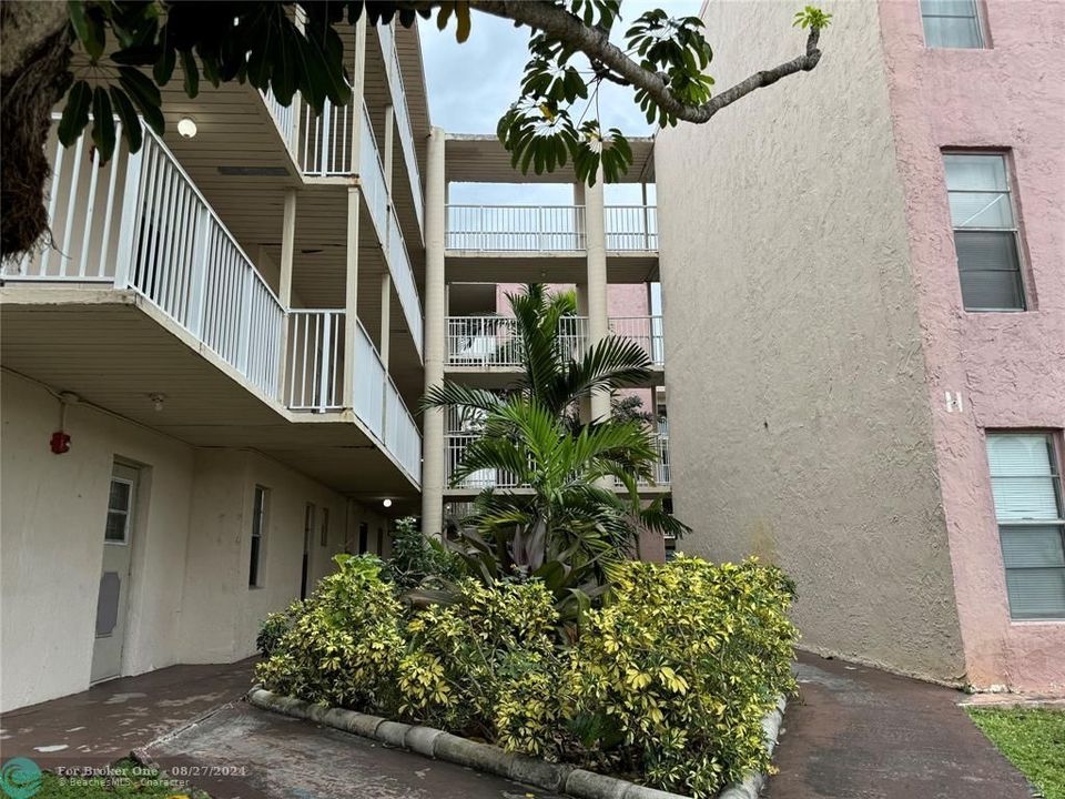 Active With Contract: $1,200 (2 beds, 2 baths, 959 Square Feet)