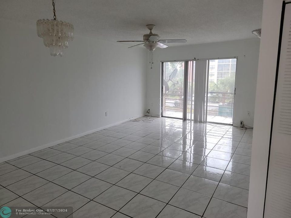 Active With Contract: $1,200 (2 beds, 2 baths, 959 Square Feet)