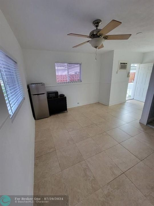 For Rent: $1,300 (1 beds, 1 baths, 350 Square Feet)