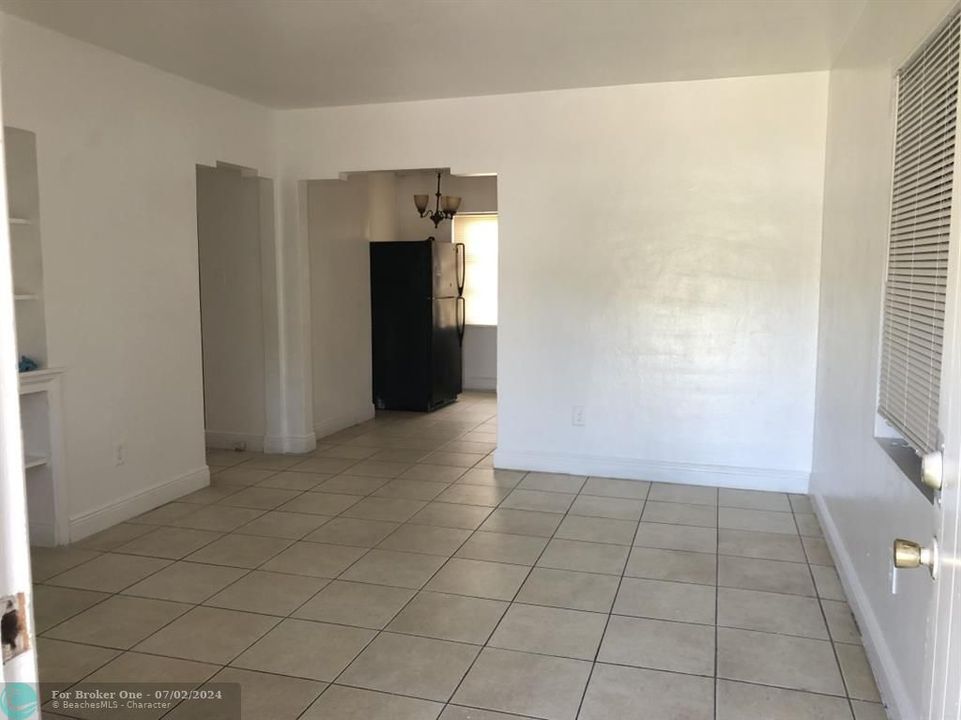 For Rent: $2,350 (2 beds, 1 baths, 896 Square Feet)