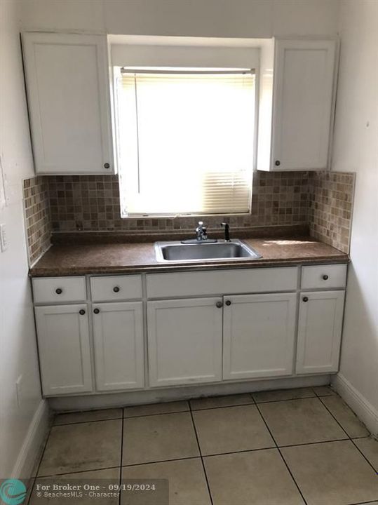 For Rent: $2,350 (2 beds, 1 baths, 896 Square Feet)