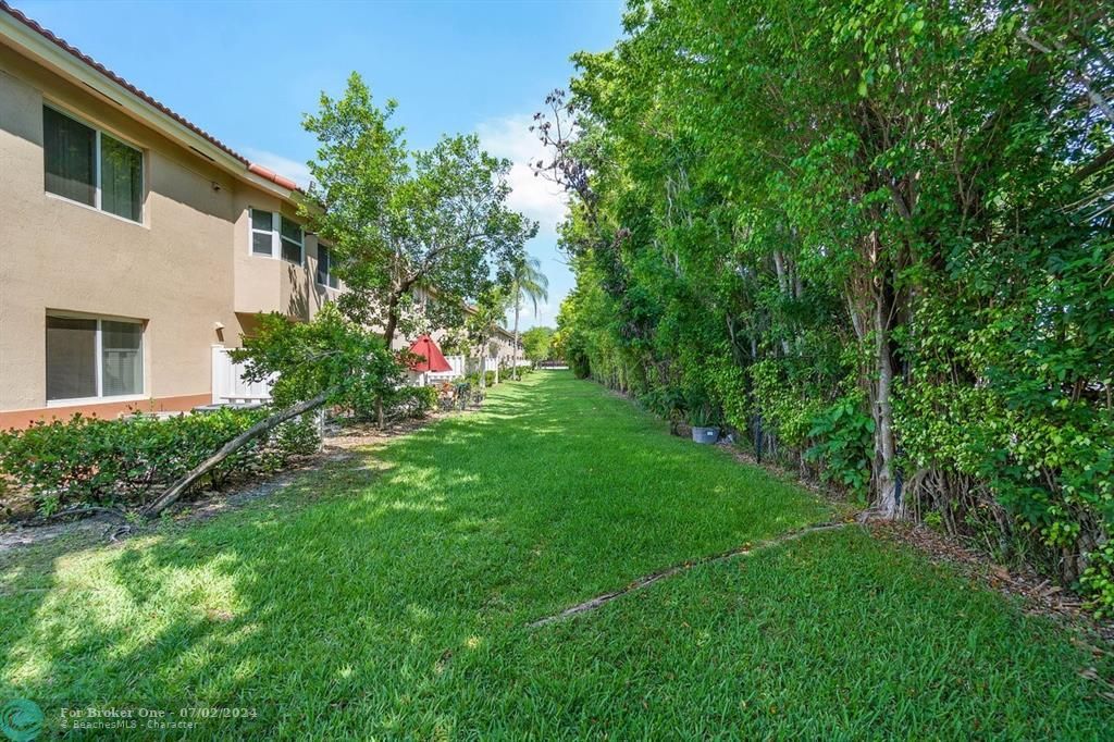 Active With Contract: $1,900 (2 beds, 2 baths, 910 Square Feet)