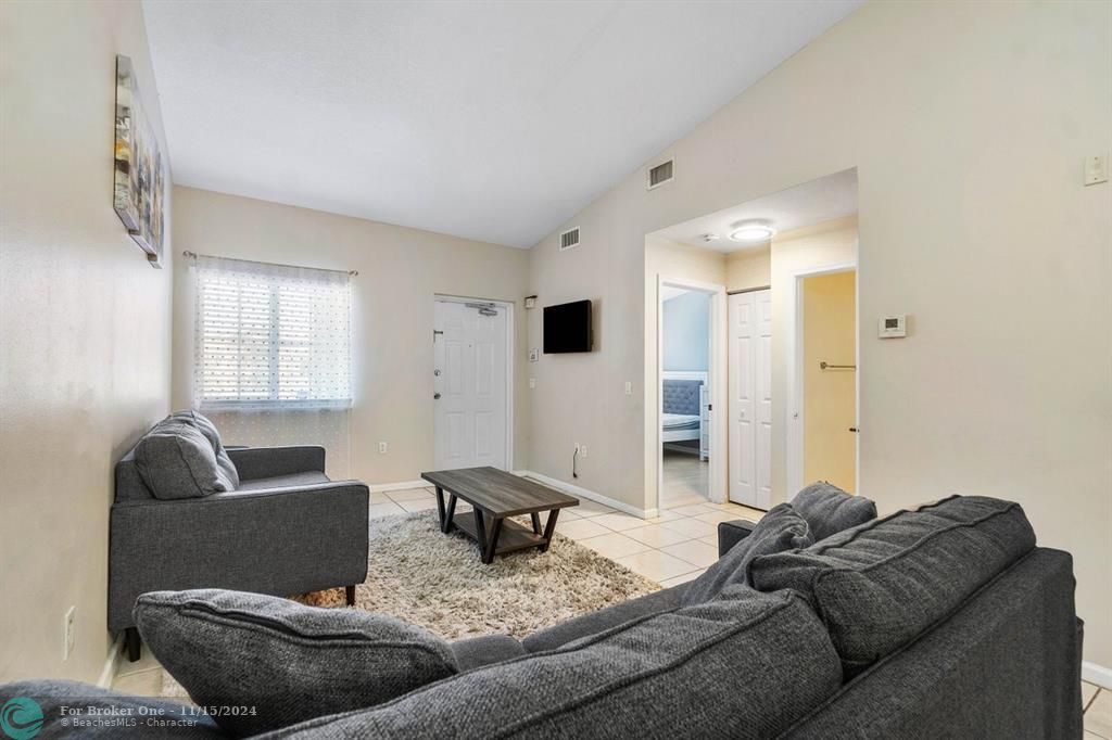 Active With Contract: $1,900 (2 beds, 2 baths, 910 Square Feet)