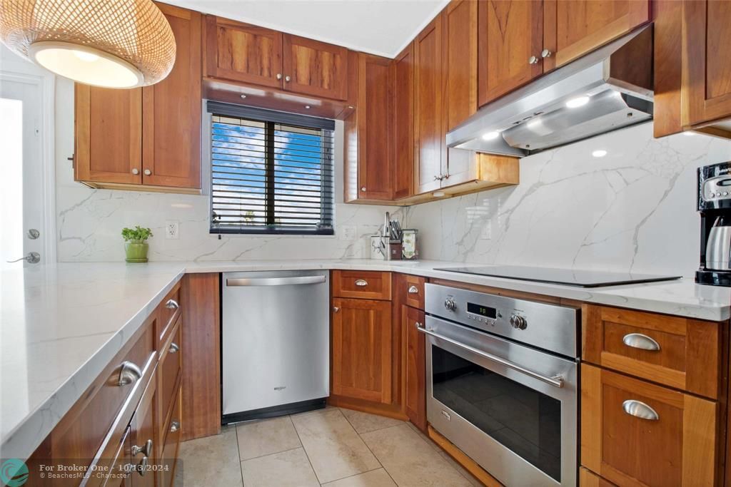 For Sale: $300,000 (1 beds, 1 baths, 620 Square Feet)