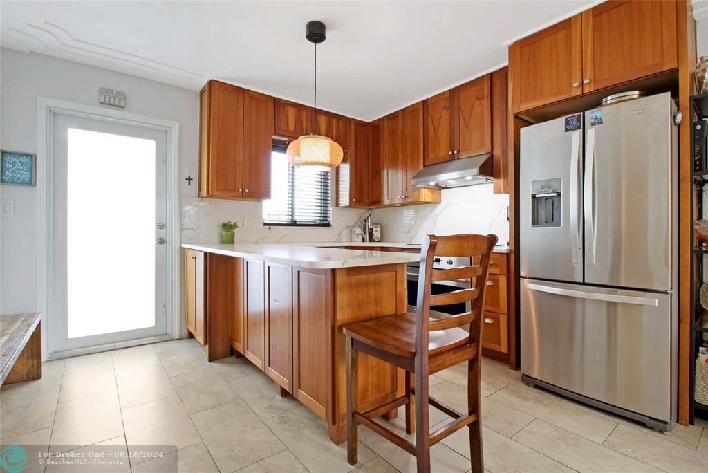 For Sale: $300,000 (1 beds, 1 baths, 620 Square Feet)