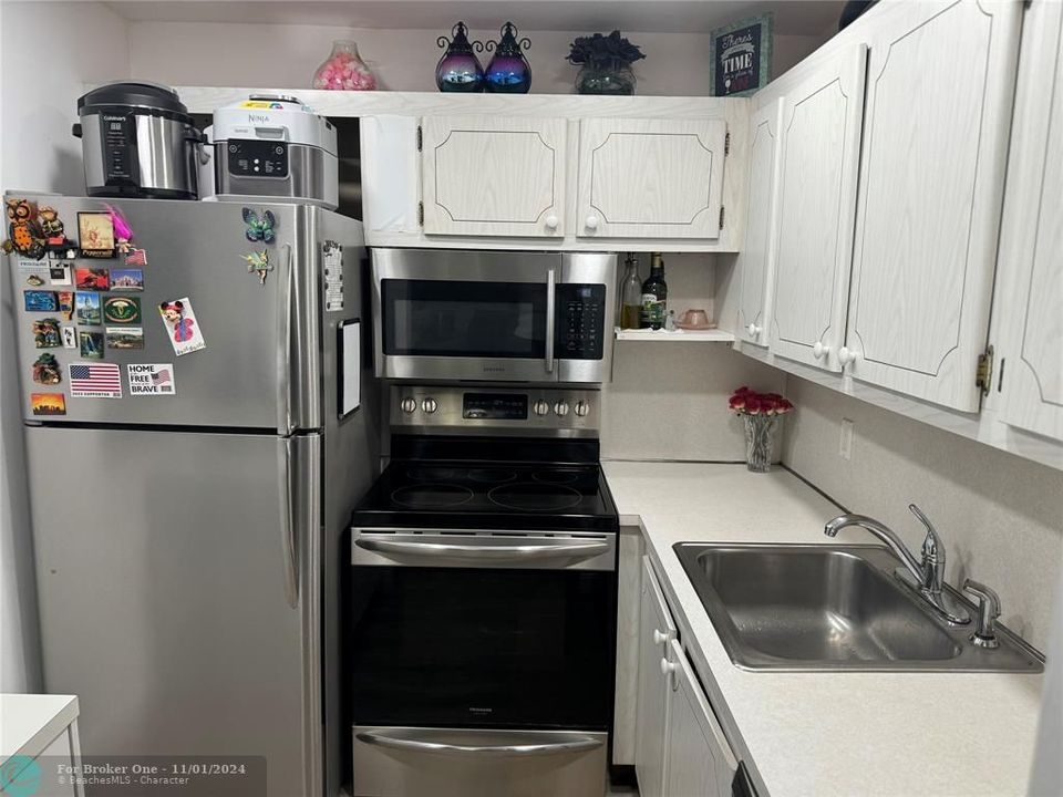 For Sale: $129,000 (1 beds, 1 baths, 708 Square Feet)