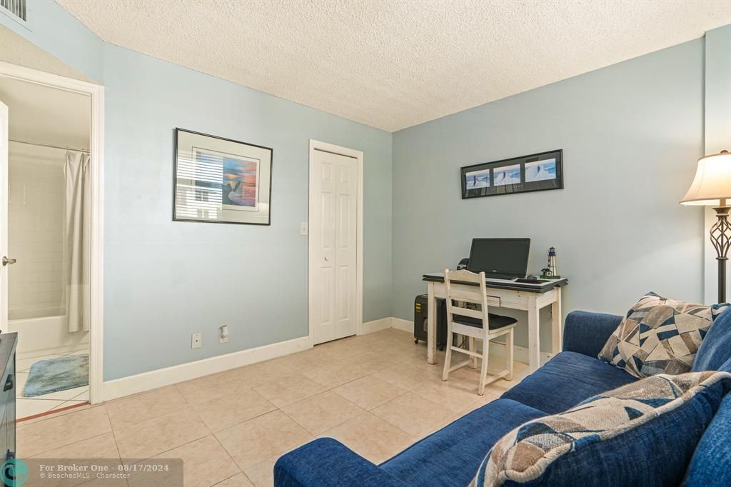 For Sale: $245,000 (2 beds, 2 baths, 975 Square Feet)