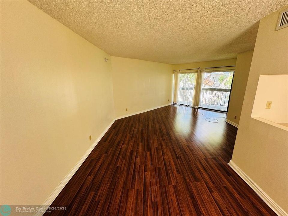 For Sale: $165,000 (1 beds, 1 baths, 775 Square Feet)