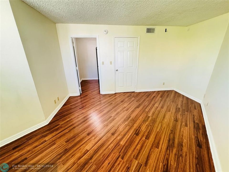 For Sale: $165,000 (1 beds, 1 baths, 775 Square Feet)