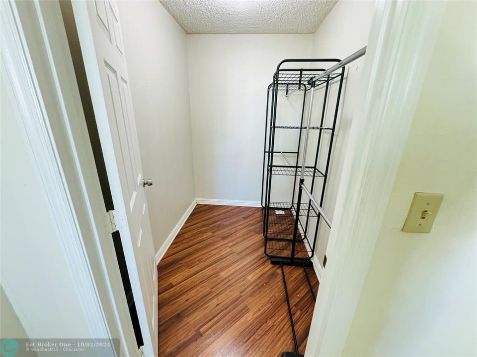 For Sale: $165,000 (1 beds, 1 baths, 775 Square Feet)