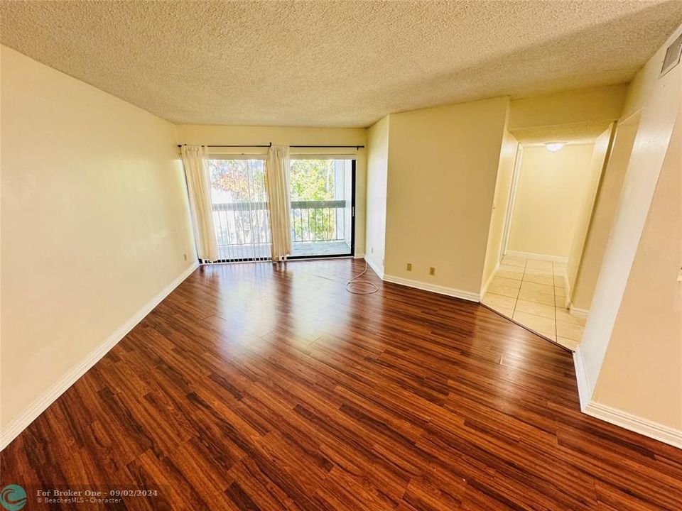 For Sale: $165,000 (1 beds, 1 baths, 775 Square Feet)