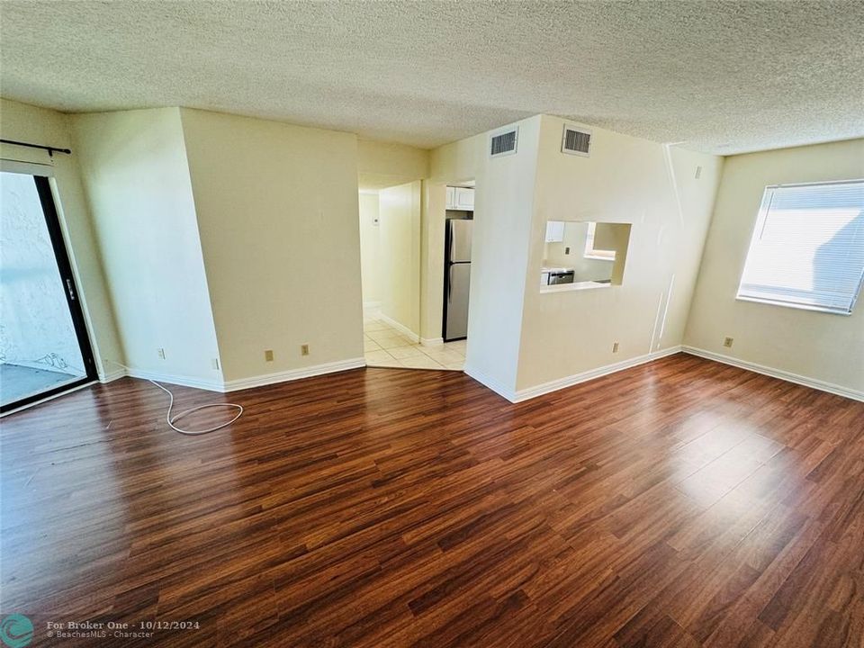 For Sale: $165,000 (1 beds, 1 baths, 775 Square Feet)