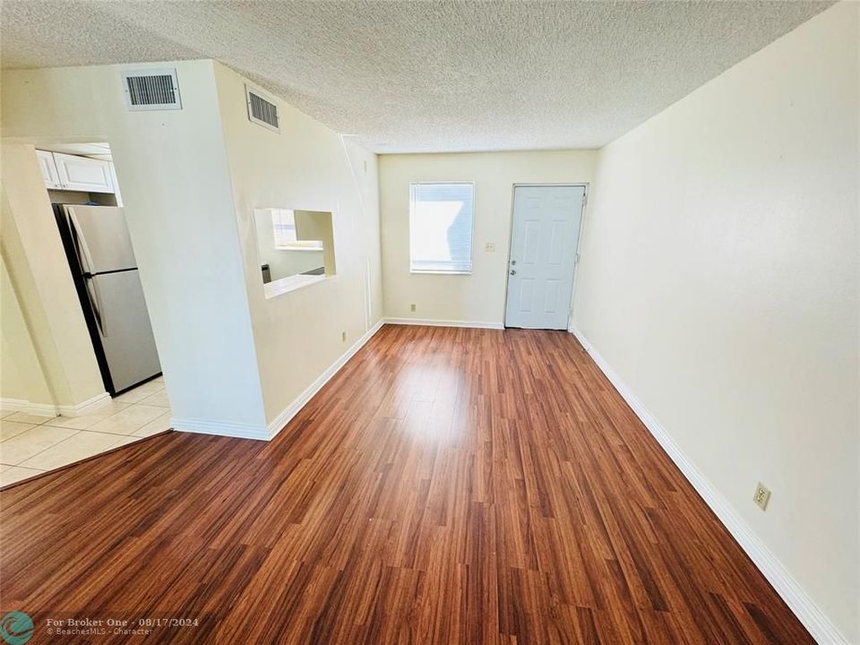 For Sale: $165,000 (1 beds, 1 baths, 775 Square Feet)