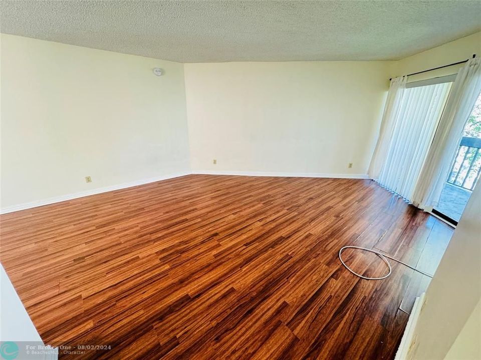 For Sale: $165,000 (1 beds, 1 baths, 775 Square Feet)