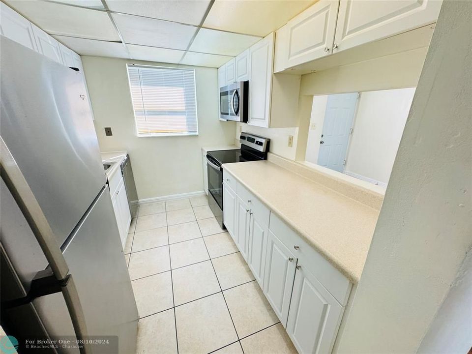 For Sale: $165,000 (1 beds, 1 baths, 775 Square Feet)