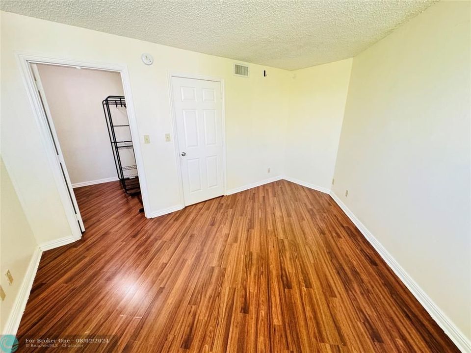 For Sale: $165,000 (1 beds, 1 baths, 775 Square Feet)