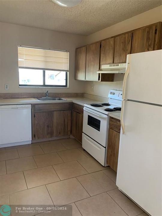 For Rent: $1,900 (2 beds, 1 baths, 904 Square Feet)