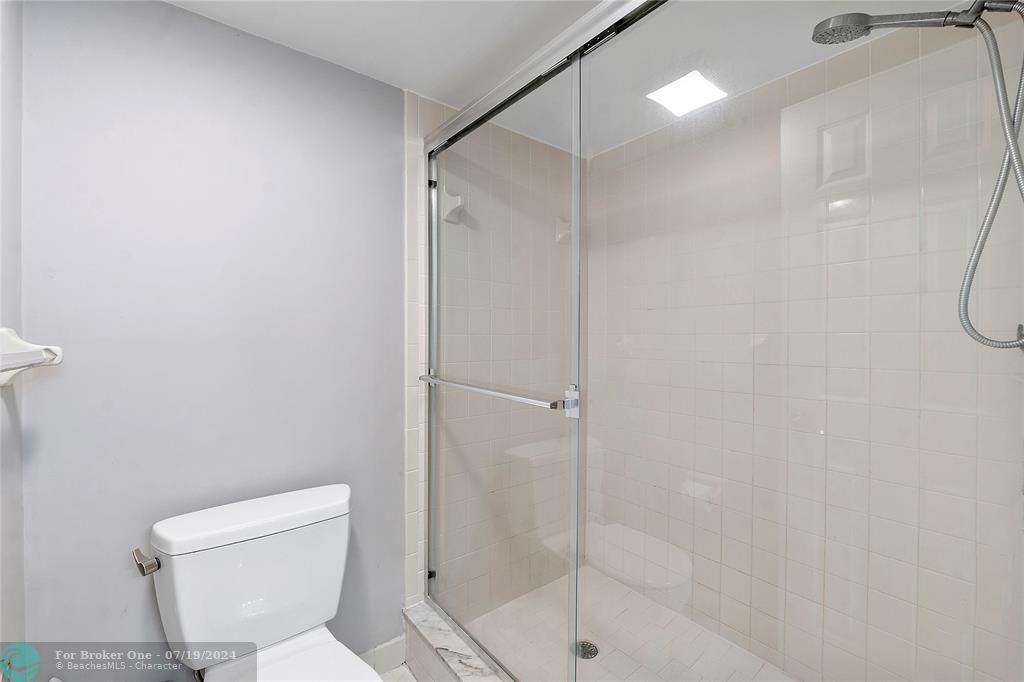 For Sale: $374,900 (2 beds, 2 baths, 935 Square Feet)