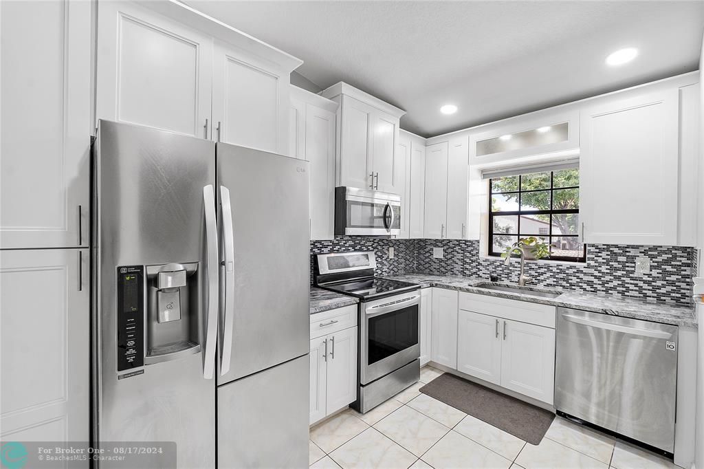 For Sale: $374,900 (2 beds, 2 baths, 935 Square Feet)