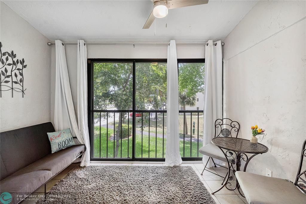 For Sale: $374,900 (2 beds, 2 baths, 935 Square Feet)