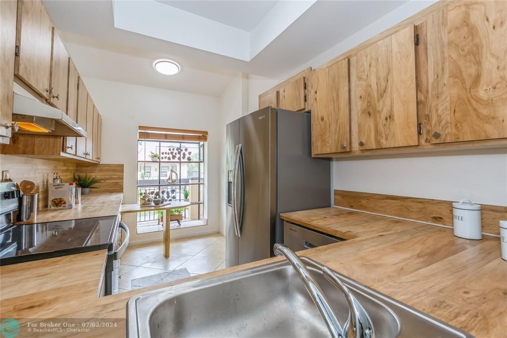For Sale: $294,500 (2 beds, 2 baths, 1150 Square Feet)