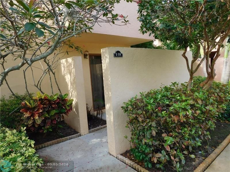 For Rent: $2,100 (1 beds, 2 baths, 950 Square Feet)