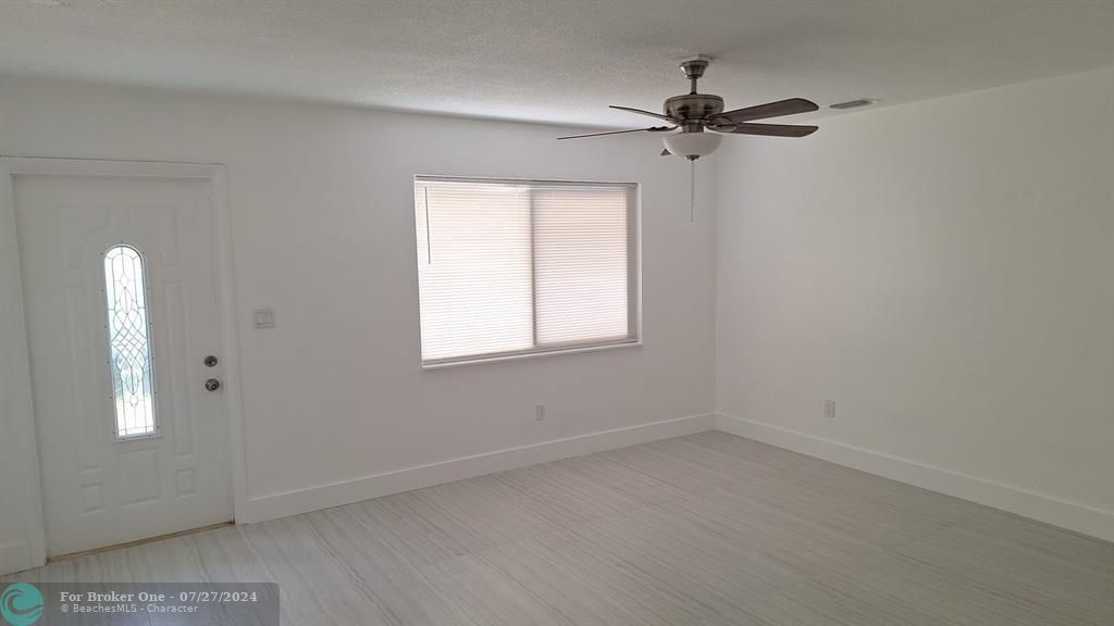 Active With Contract: $2,100 (2 beds, 1 baths, 1645 Square Feet)