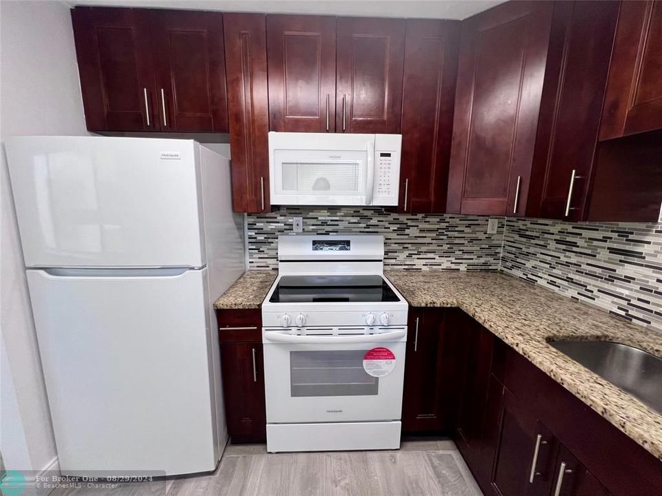 For Rent: $2,100 (2 beds, 2 baths, 900 Square Feet)