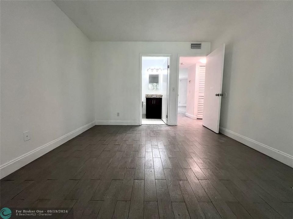 For Rent: $2,100 (2 beds, 2 baths, 900 Square Feet)