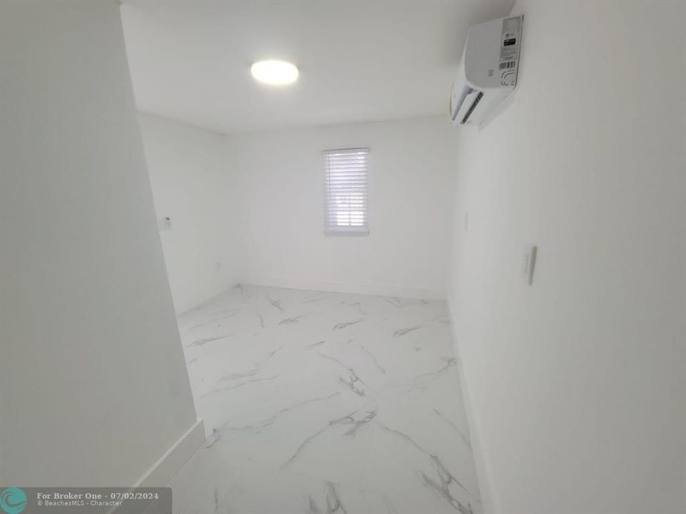 Active With Contract: $1,595 (1 beds, 1 baths, 400 Square Feet)