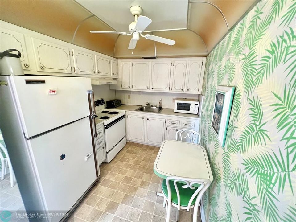 For Sale: $142,500 (2 beds, 1 baths, 841 Square Feet)