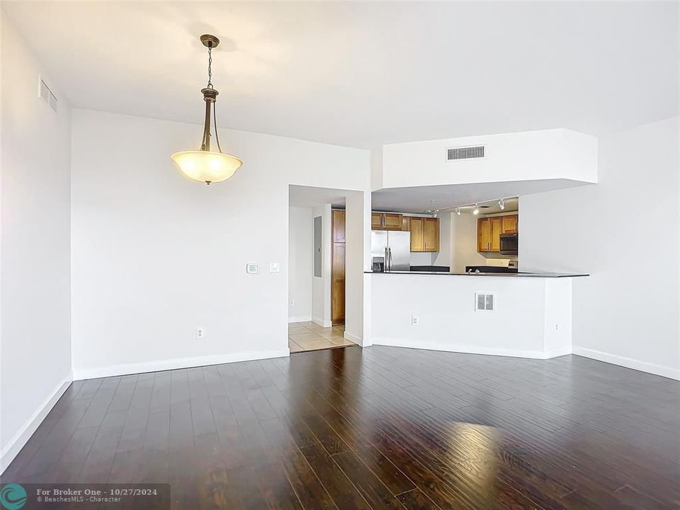 For Rent: $3,475 (2 beds, 2 baths, 1347 Square Feet)