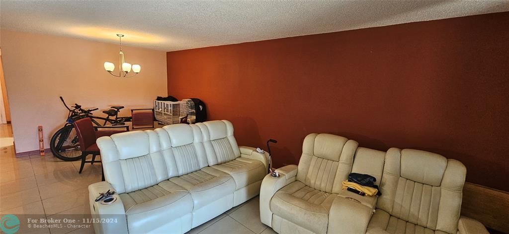 For Sale: $184,900 (2 beds, 2 baths, 1100 Square Feet)