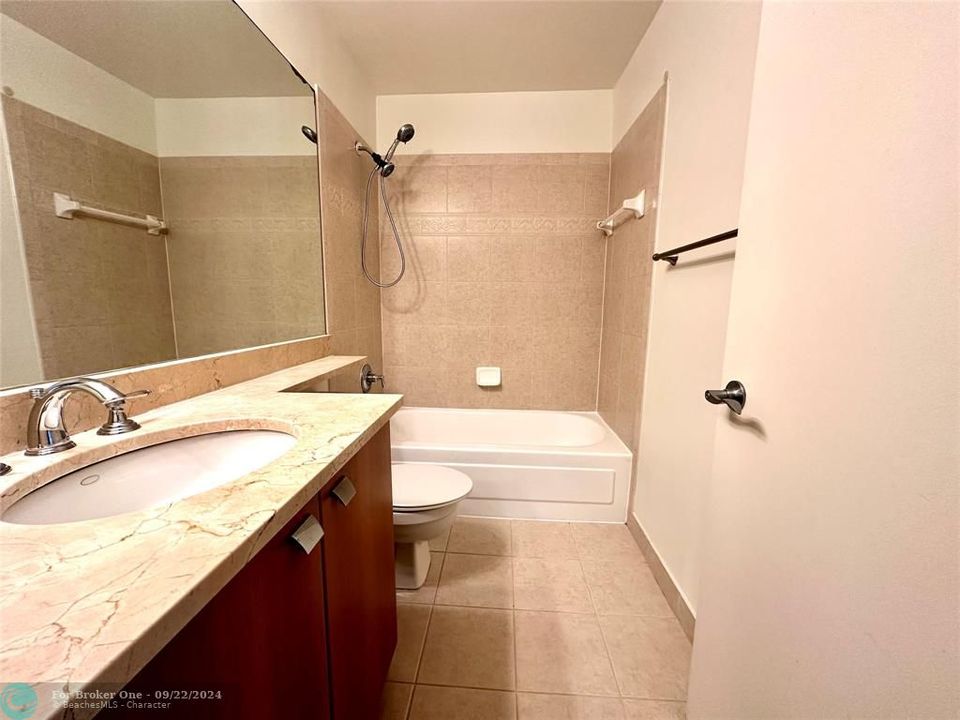 For Rent: $2,300 (2 beds, 2 baths, 948 Square Feet)