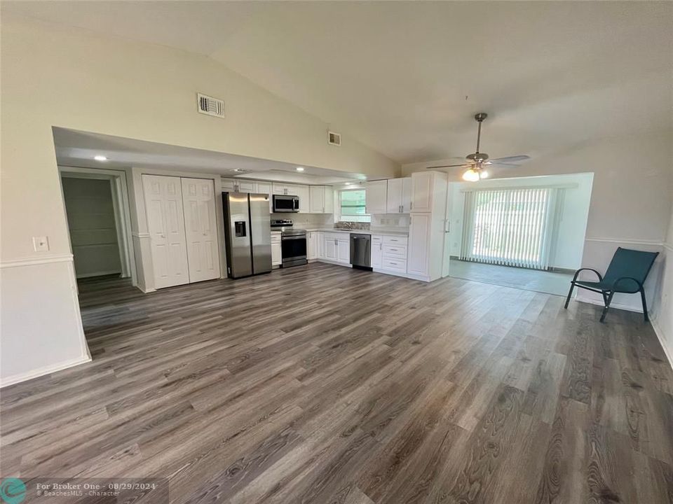 Active With Contract: $2,250 (2 beds, 2 baths, 1372 Square Feet)