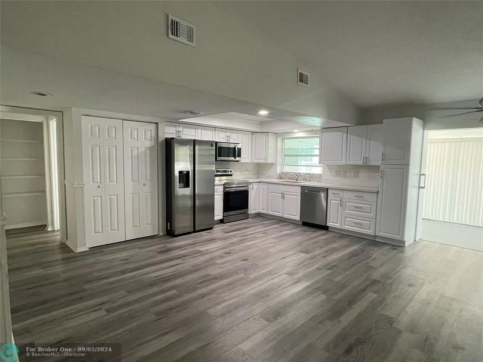 Active With Contract: $2,250 (2 beds, 2 baths, 1372 Square Feet)