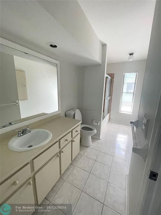 Active With Contract: $2,250 (2 beds, 2 baths, 1372 Square Feet)