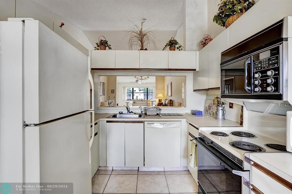 For Sale: $162,300 (2 beds, 2 baths, 1244 Square Feet)