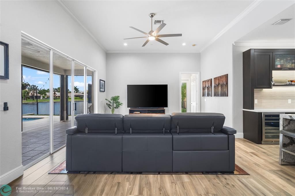 Recently Sold: $1,035,000 (5 beds, 3 baths, 3085 Square Feet)