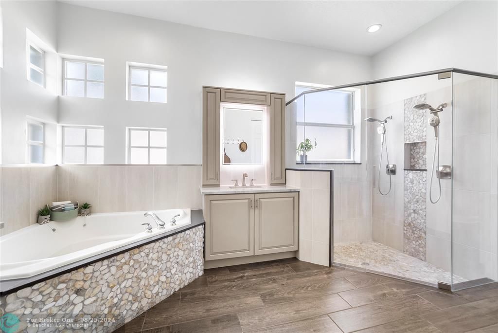 Recently Sold: $1,035,000 (5 beds, 3 baths, 3085 Square Feet)