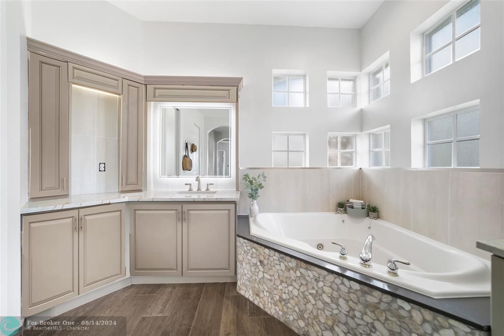 Recently Sold: $1,035,000 (5 beds, 3 baths, 3085 Square Feet)