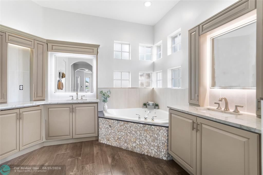 Recently Sold: $1,035,000 (5 beds, 3 baths, 3085 Square Feet)