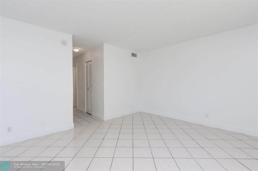 For Sale: $188,000 (1 beds, 1 baths, 800 Square Feet)