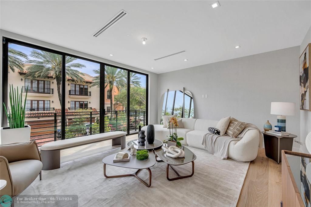 Recently Sold: $2,350,000 (3 beds, 3 baths, 2764 Square Feet)