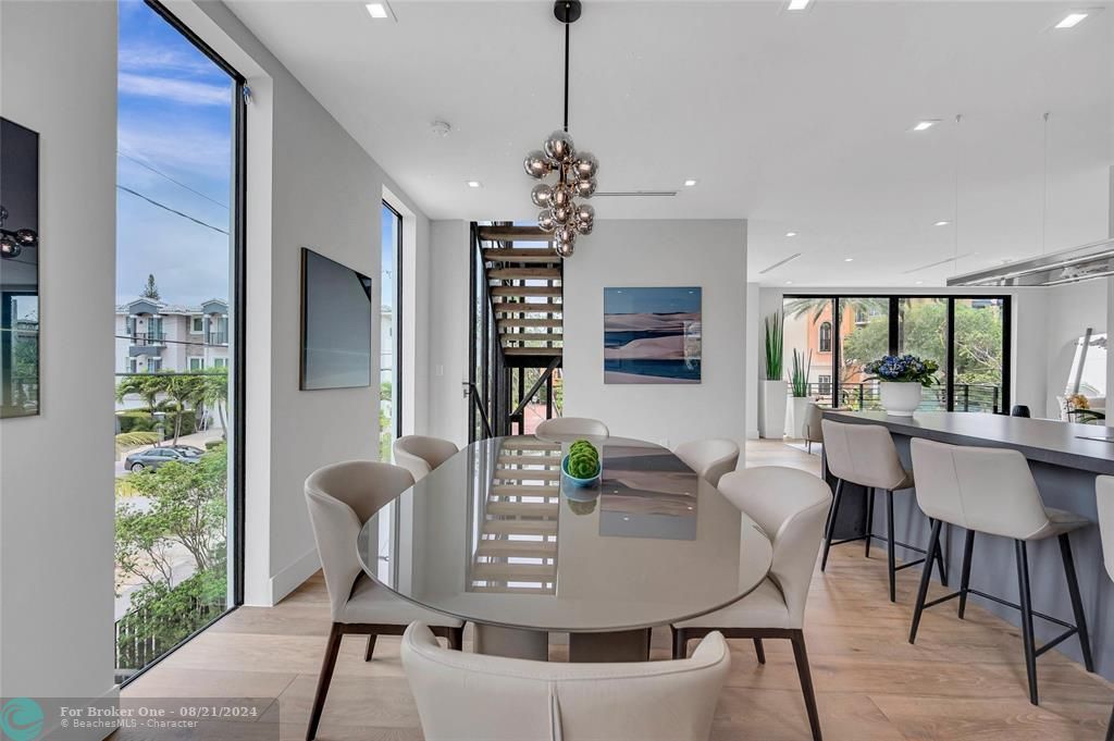 Recently Sold: $2,350,000 (3 beds, 3 baths, 2764 Square Feet)