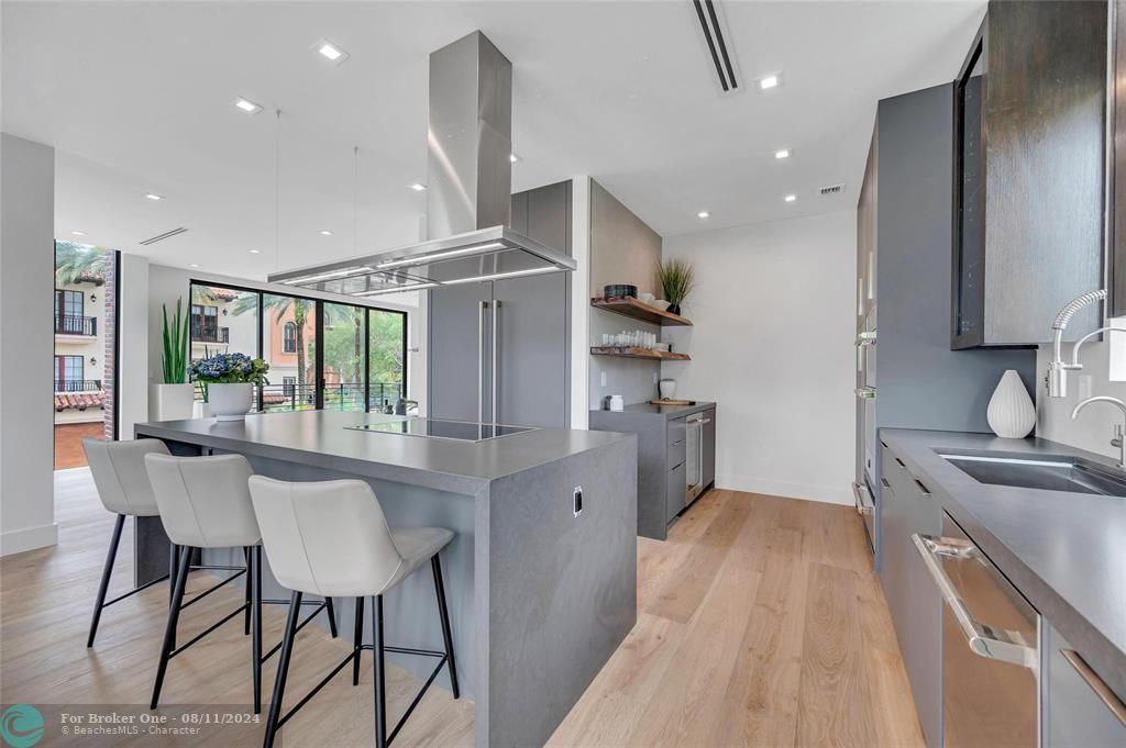 Recently Sold: $2,350,000 (3 beds, 3 baths, 2764 Square Feet)