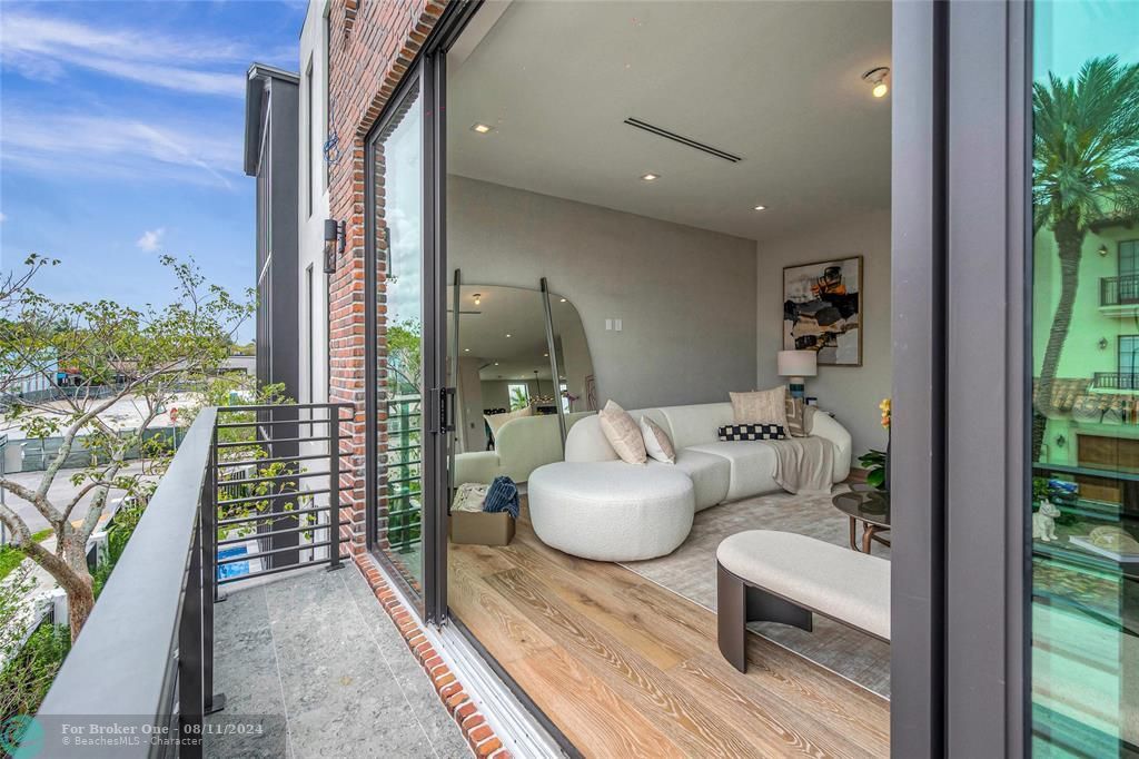 Recently Sold: $2,350,000 (3 beds, 3 baths, 2764 Square Feet)