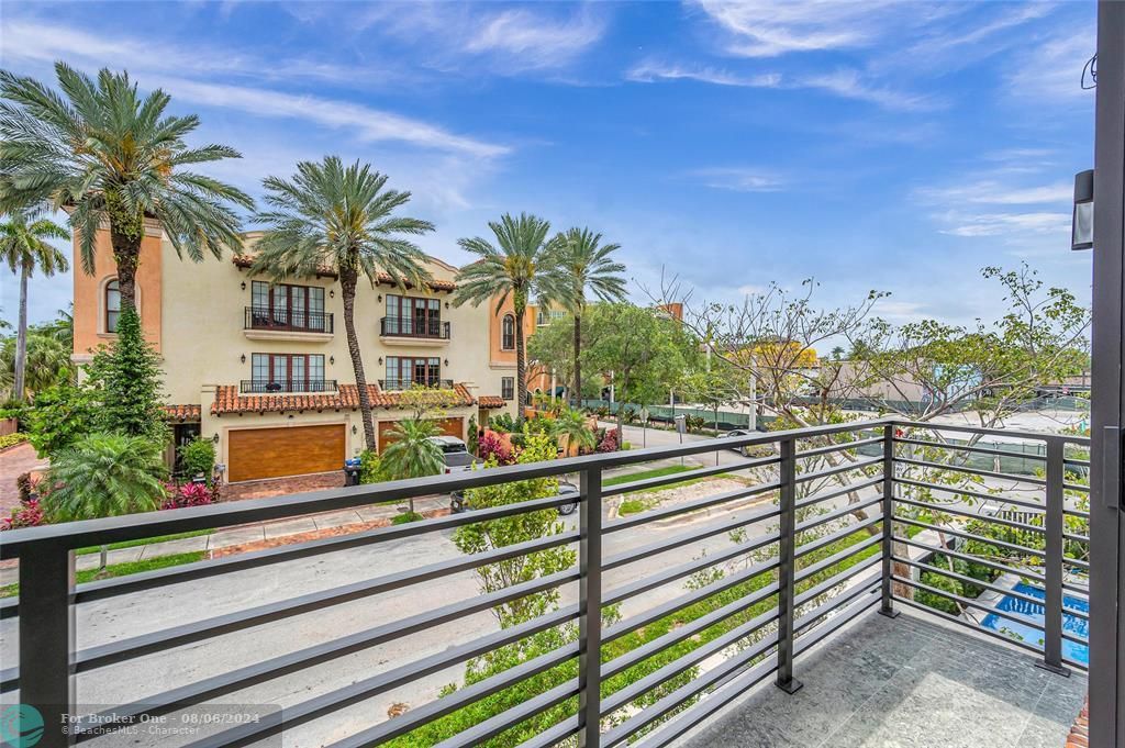 Recently Sold: $2,350,000 (3 beds, 3 baths, 2764 Square Feet)